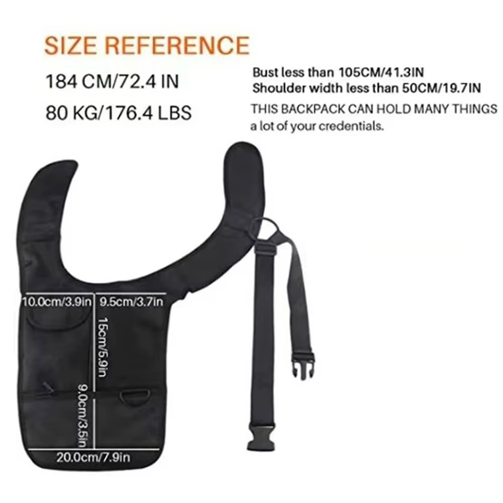 Sac bandoulière noir dissimulé sous le bras