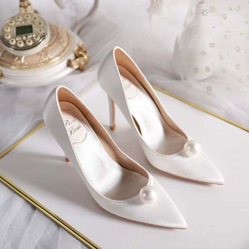 Escarpins de mariée chaussures pour femme 2025 Stilito chaussures d'été pour femmes perle rouge sur talon bout pointu blanc talons hauts chaussure populaire A