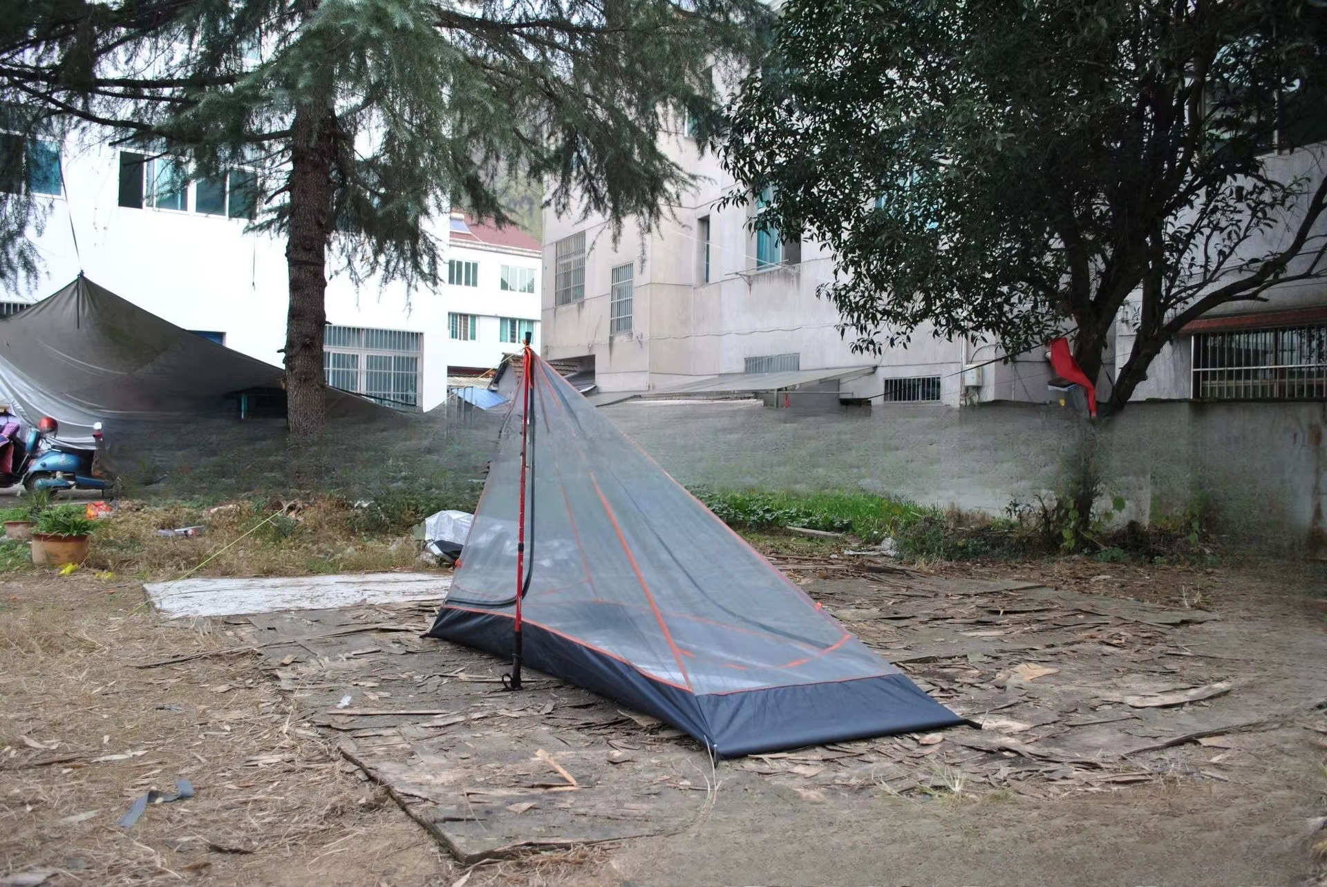 Tente de camping pyramidale avec poteau central unique