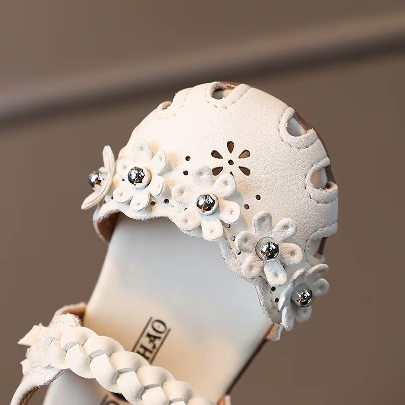 Nouvelles Sandales Mignonnes pour Bébé Fille 2026, Chaussures d'Été Souples pour Enfants, Chaussures de Plage Princesse pour Filles, Fleurs Adorables, Mode Auto-agrippante