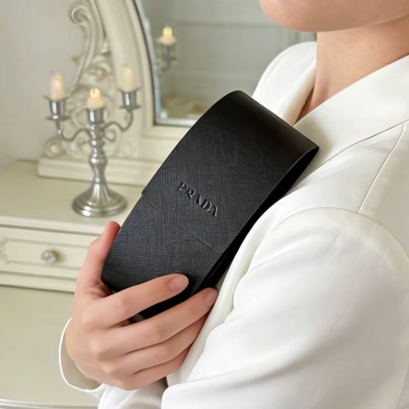 Étui à lunettes Prada de luxe noir à grain croisé rigide avec pochette assortie
