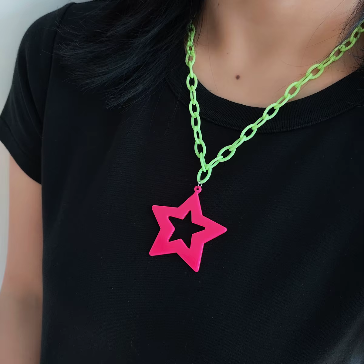 Rock hip-hop, personnalité exagérée, pendentif étoile fluorescente en acrylique, pull long, collier chaîne, accessoire de décoration pour femmes