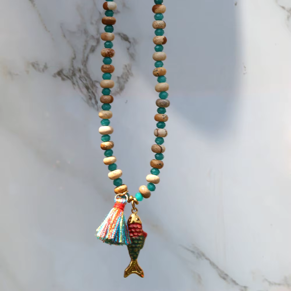 Collier bohème populaire en Europe et en Amérique, ethnique, en pierre naturelle, fait main, avec perles et pendentif cheval et poisson en acier inoxydable coloré