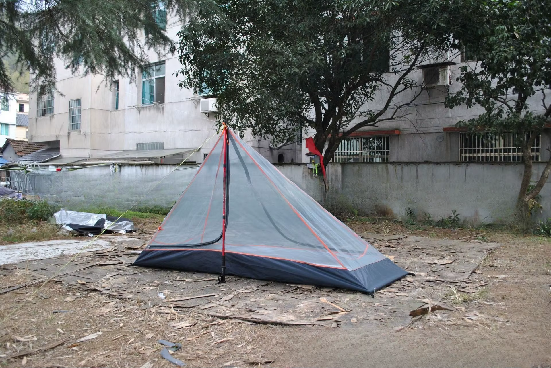 Tente de camping pyramidale avec poteau central unique