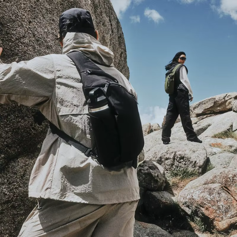 Sac de poitrine pour épaule droite 7,5 L - Sac bandoulière, sac à dos à bandoulière - Convient pour tablette de 11 pouces - Poche pour bouteille d'eau à épaule unique