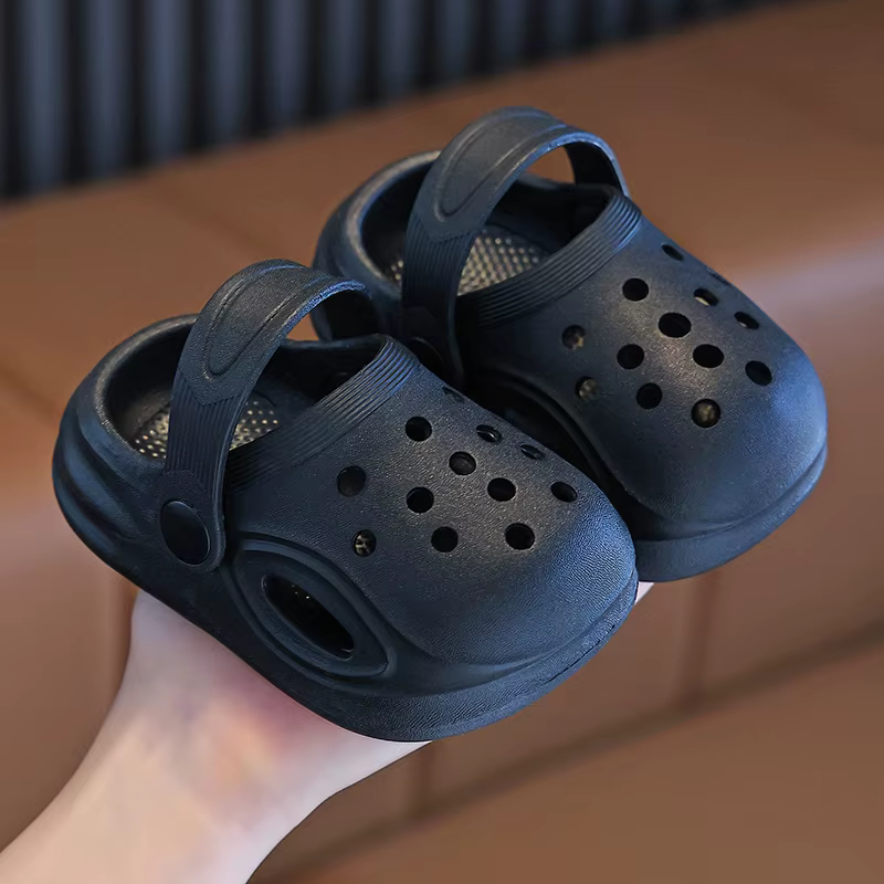 Pantoufles pour enfants pour garçons et filles, chaussures à bout doux et antidérapantes pour bébé pour usage domestique et extérieur, chaussures perforées, salut d'été