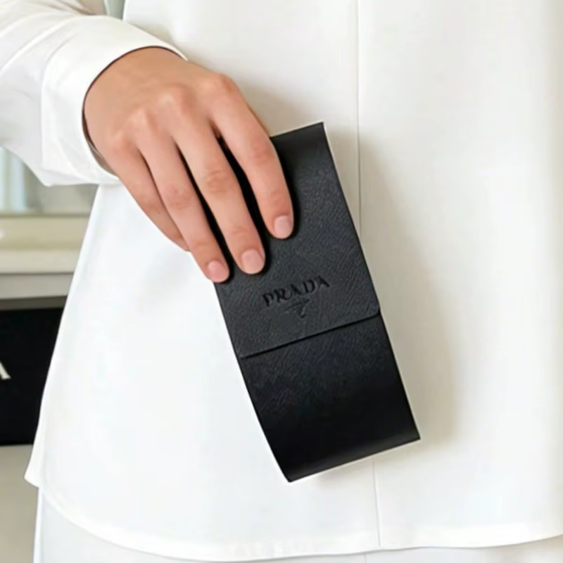 Étui à lunettes Prada de luxe noir à grain croisé rigide avec pochette assortie