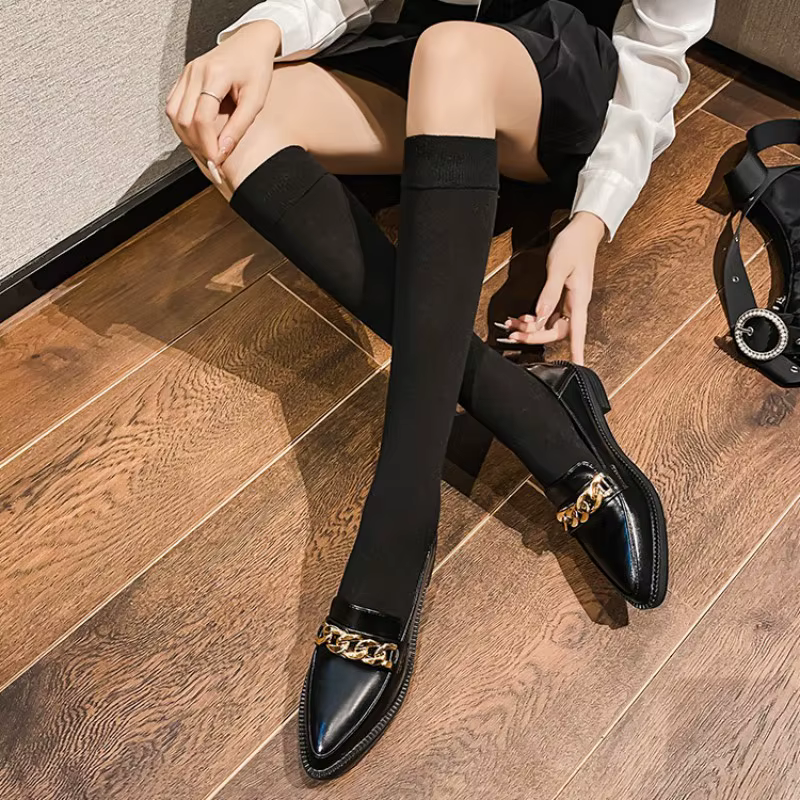 Nouvelles chaussures pour femmes, chaussures décontractées en cuir tendance, style preppy, chaussures à talons hauts avec chaîne, chaussures à bout pointu pour filles, mocassins à enfiler