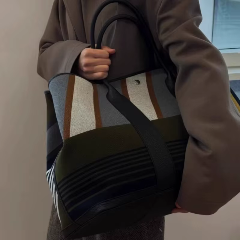 Sac fourre-tout de luxe en toile rayée avec bordure en cuir et poignées roulées