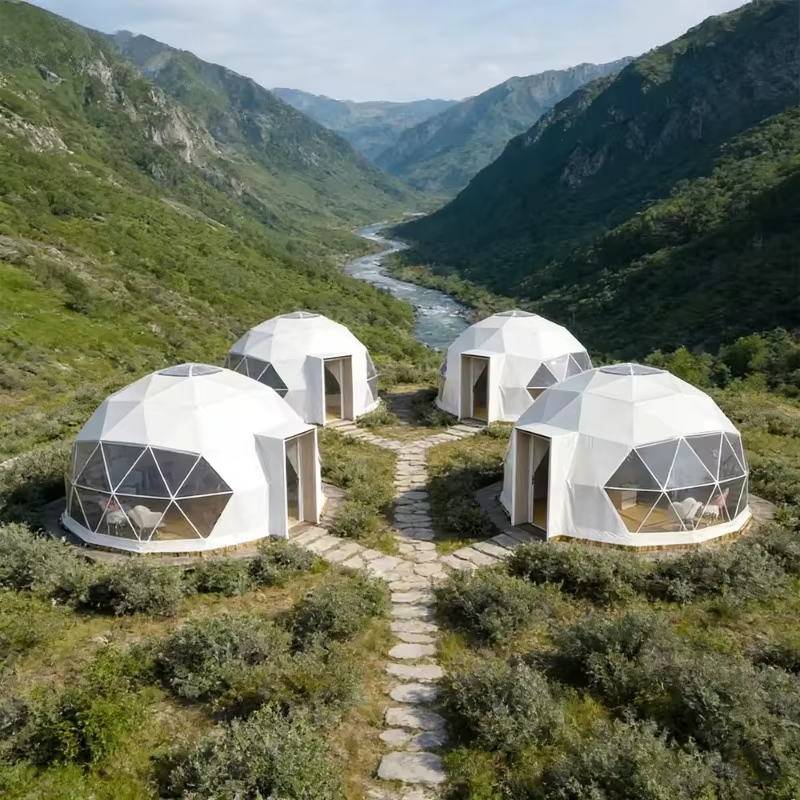 Tente de glamping de luxe en forme de dôme