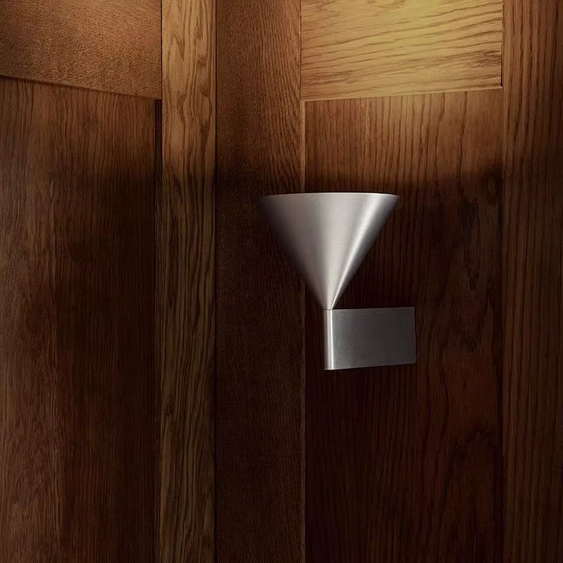Petite lampe murale en métal, design nordique, brossée, créative, pour salon, bureau, salle à manger, lampe murale conique personnalisée