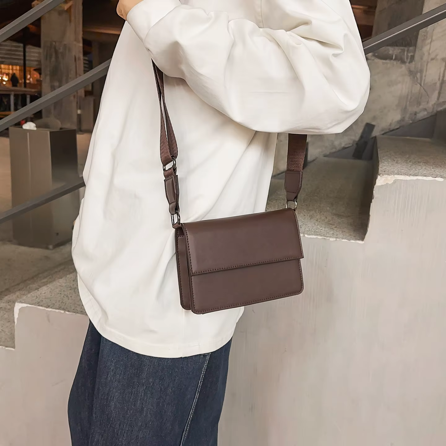 Sac à bandoulière minimaliste noir à rabat pour hommes et femmes, sac décontracté unisexe en cuir PU, sac à dos tendance