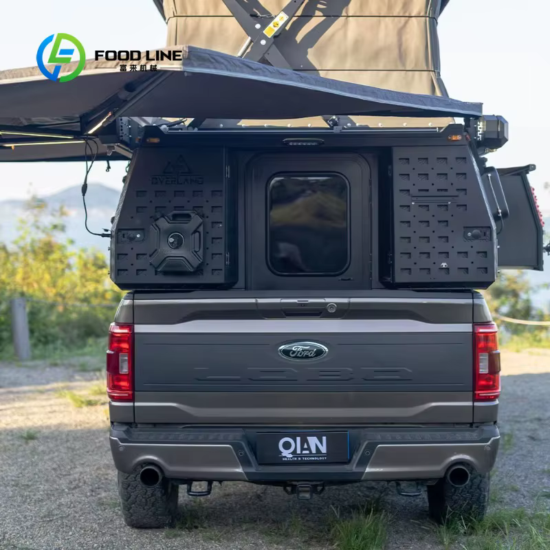 Camper pick-up tout-terrain personnalisé avec système de tiroirs extractibles et auvent pour le camping en zone isolée