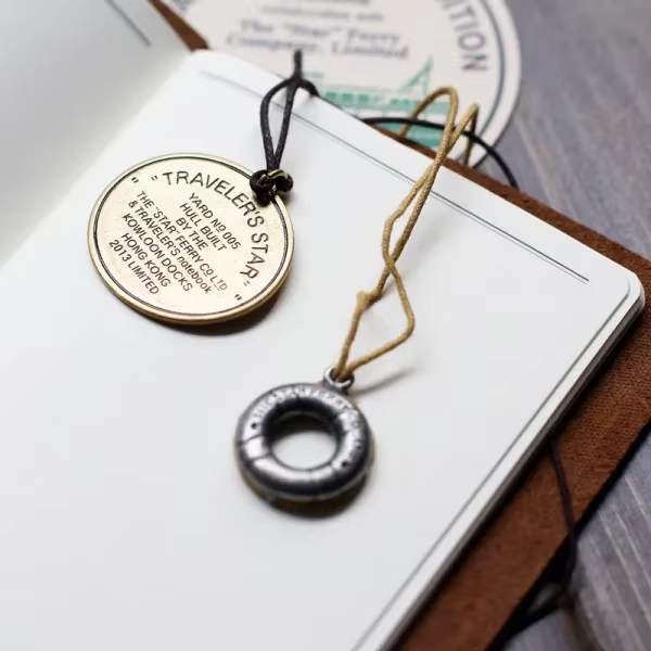 Pendentif étoile de ferry vintage Fromthenon pour carnet de voyage