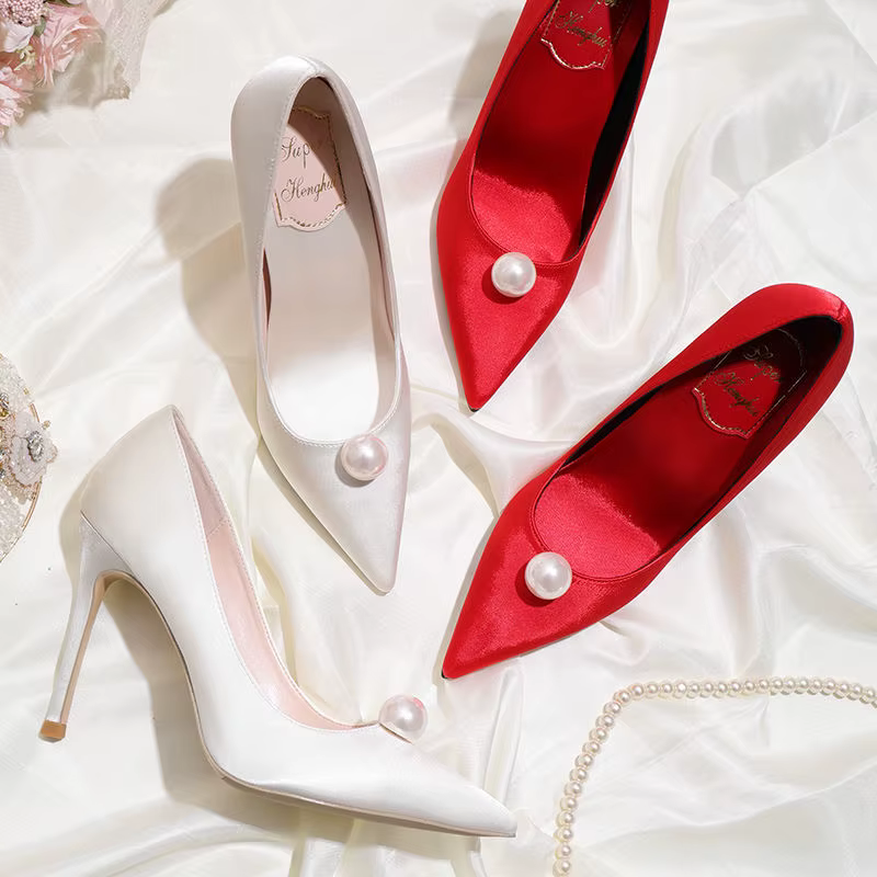 Escarpins de mariée chaussures pour femme 2025 Stilito chaussures d'été pour femmes perle rouge sur talon bout pointu blanc talons hauts chaussure populaire A