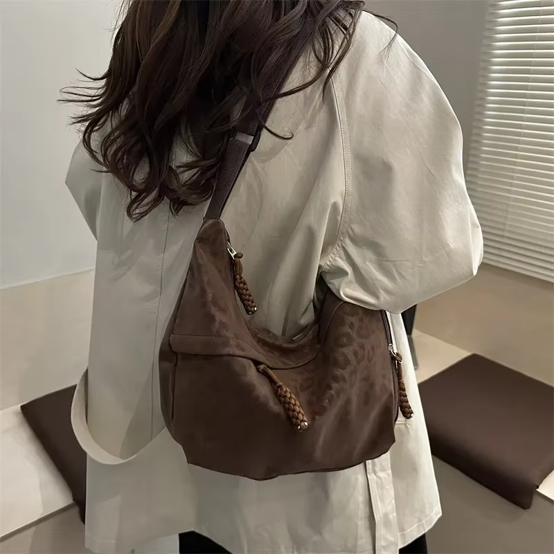 Sac à bandoulière en daim imprimé léopard pour femme 2026 – Grande capacité, décontracté, style dumpling, polyvalent pour les trajets quotidiens