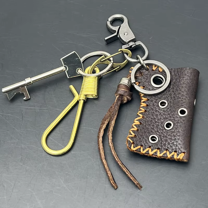 Accessoires de mode originaux : Porte-clés en cuir véritable, Décoration de jean, Pendentif métallique pour sac à dos en laiton et acier inoxydable