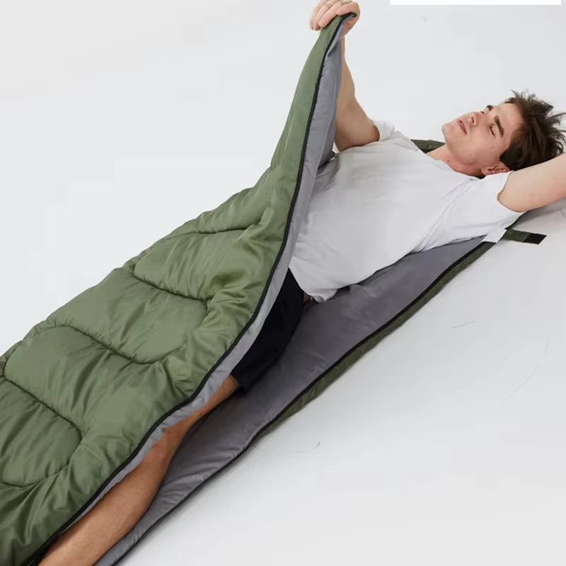Le sac de couchage -0 degrés peut être utilisé avec un camouflage vert pour les voyages de camping