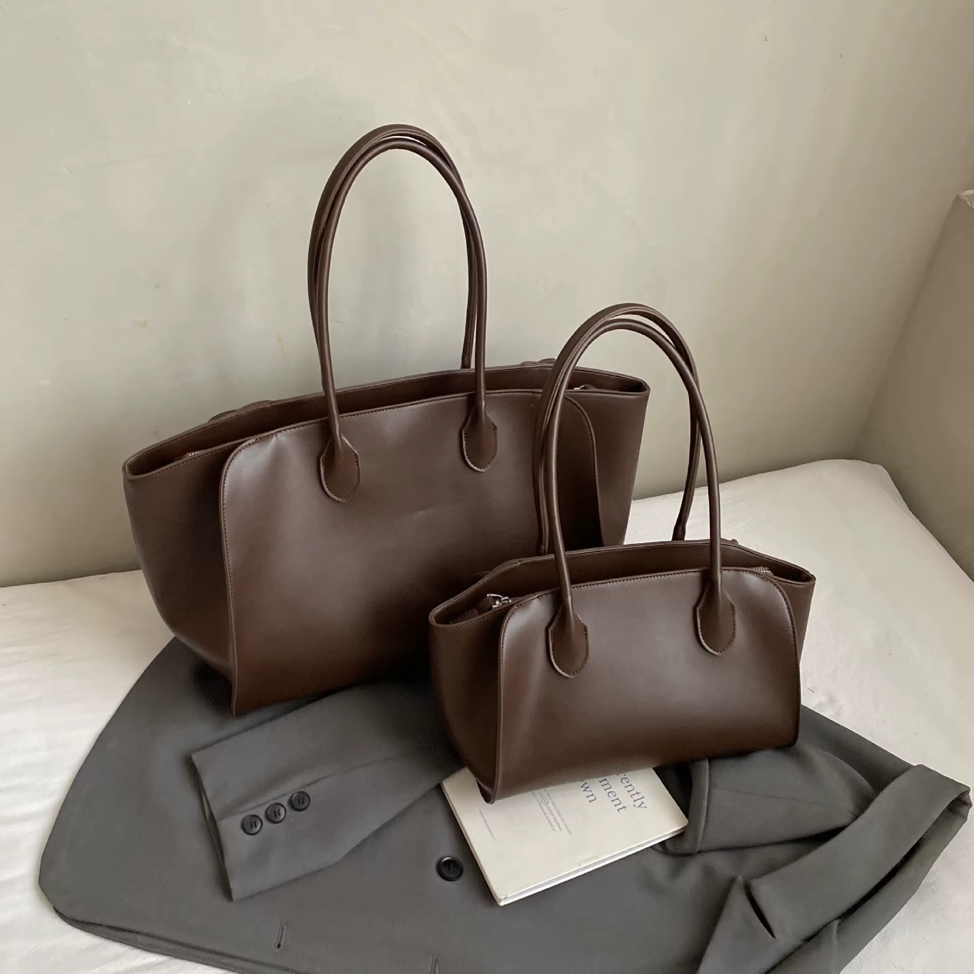 Sac fourre-tout tendance 2026 de luxe léger, design de niche, sac à main simple pour femme, sac sous le bras en cuir souple de haute qualité, cadeaux