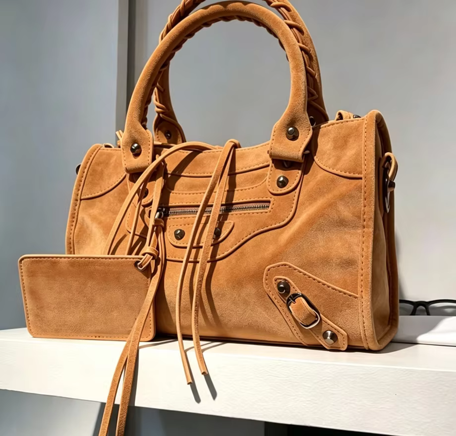 Sacs à main 2026 Nouvelle Tendance Hiver Sacs de Voyage en Faux Daim Sacs Moto Tendance pour Femme Sacs Bandoulière de Luxe pour Femme