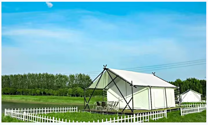 Tente de camping en plein air