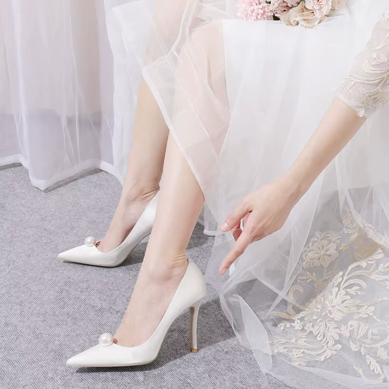 Escarpins de mariée chaussures pour femme 2025 Stilito chaussures d'été pour femmes perle rouge sur talon bout pointu blanc talons hauts chaussure populaire A