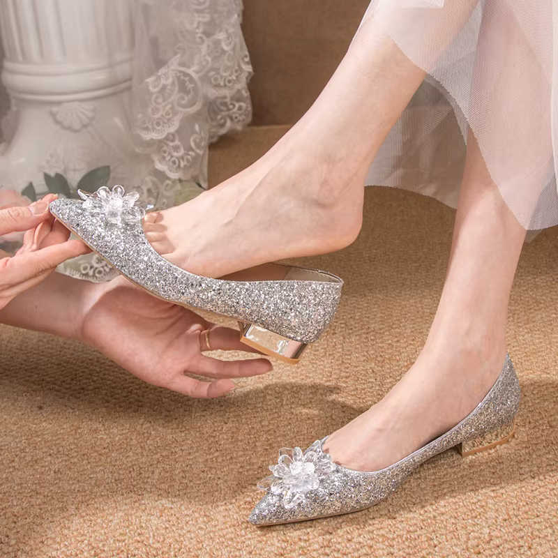 Escarpins confortables à talons bas pour femmes, chaussures de mariage élégantes à paillettes argentées et brillantes, chaussures de fête à fleurs, grande taille