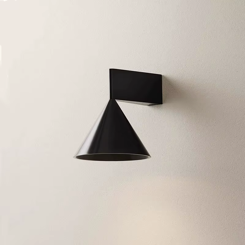 Petite lampe murale en métal, design nordique, brossée, créative, pour salon, bureau, salle à manger, lampe murale conique personnalisée