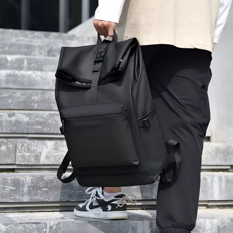 Sac à dos de grande capacité – Sac de voyage et de banlieue élégant noir uni avec bretelles réglables