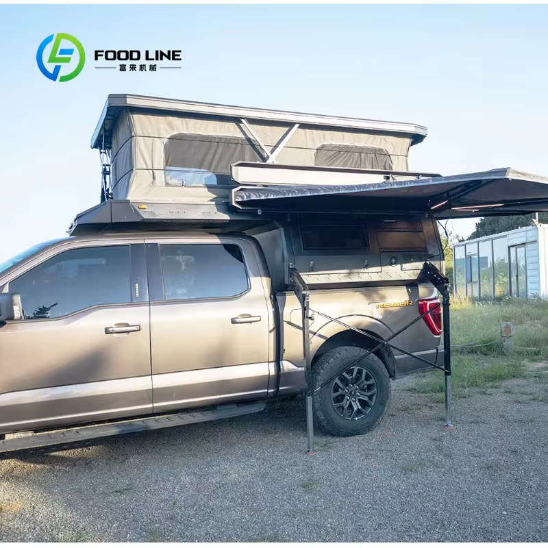 Camper pick-up tout-terrain personnalisé avec système de tiroirs extractibles et auvent pour le camping en zone isolée