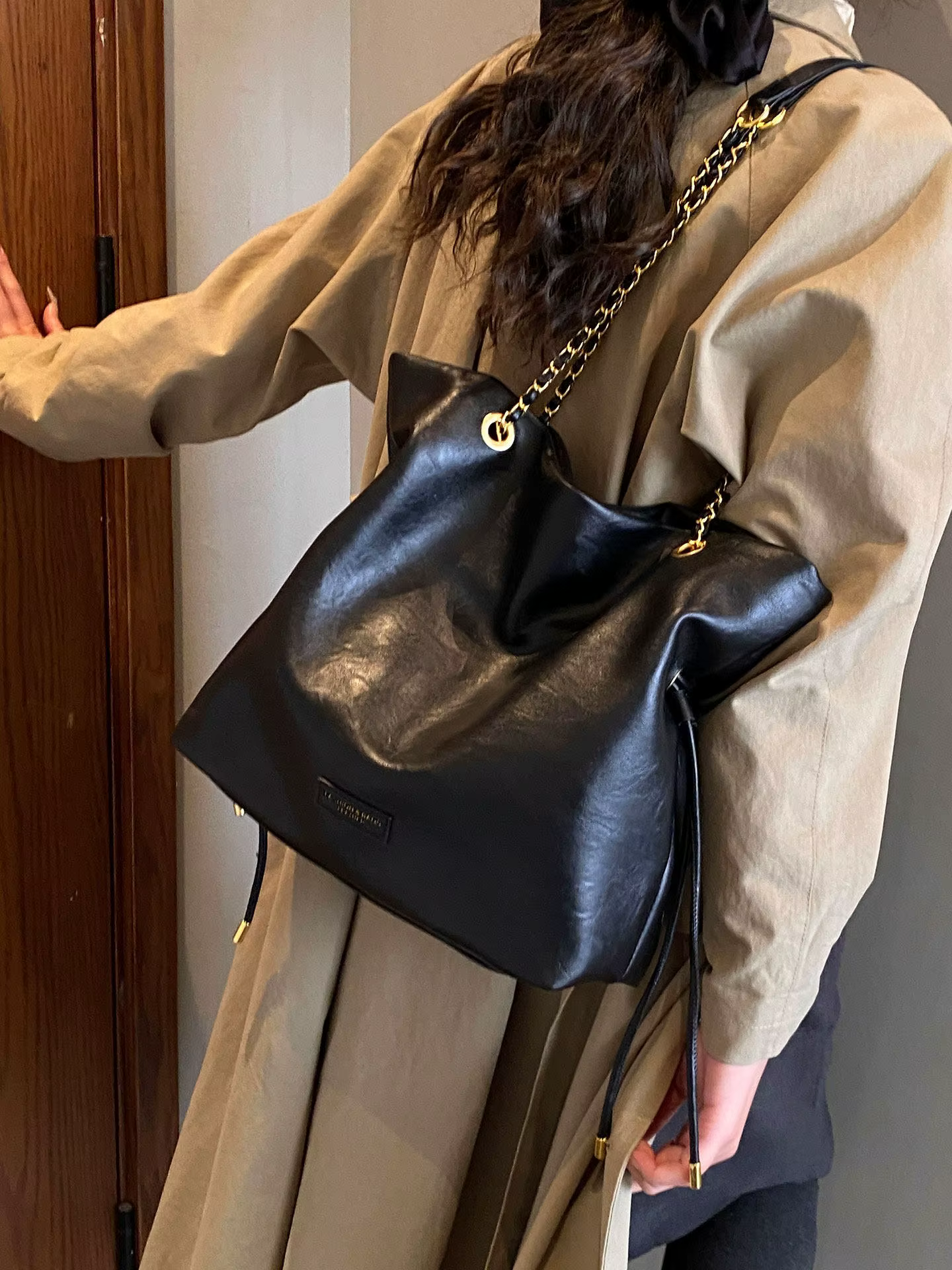 Nouveau sac fourre-tout décontracté pour femmes, grande capacité, tendance et polyvalent, sac à bandoulière, sac de niche pour femmes, sac bandoulière