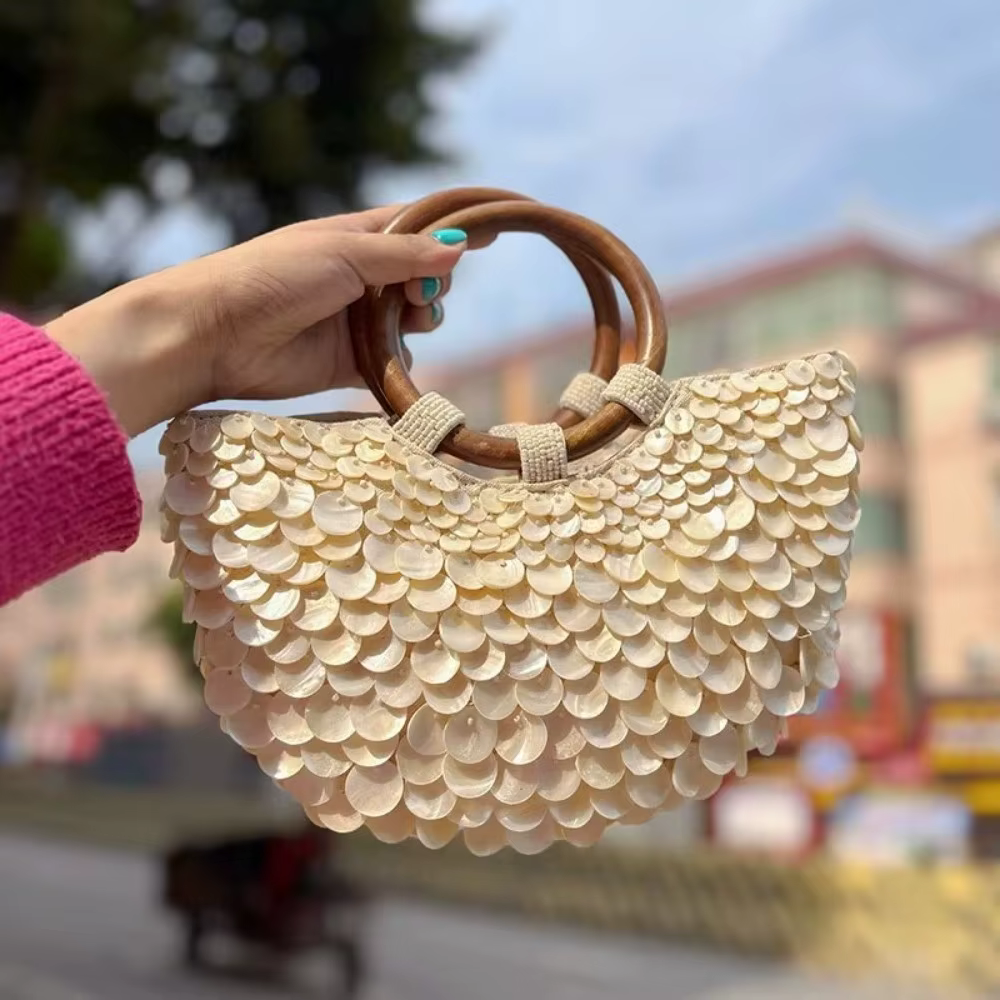 Sac à perles fait main style féerique ​ ​ Ornements en coquillages ​ ​ ​ Taille compacte ​ ​ Sac à bandoulière tissé ​