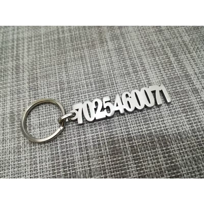 Porte-clés numérique personnalisé, porte-clés avec numéro de téléphone personnalisé, accessoire de clés élégant et durable pour tous les jours, cadeau idéal pour les amis et la famille