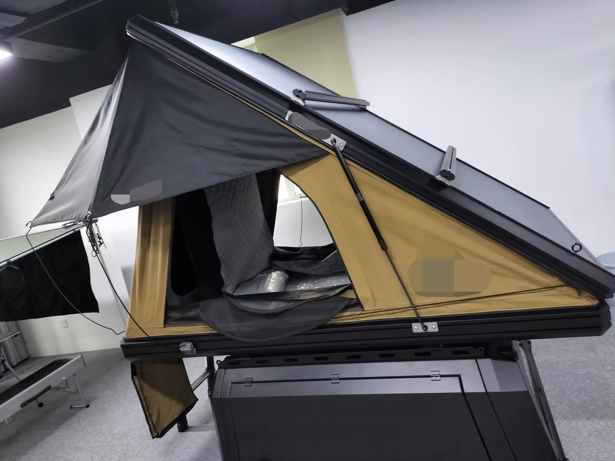Tente triangulaire de luxe à coque rigide à trois allées et sol épais avec ventilateur d'extraction