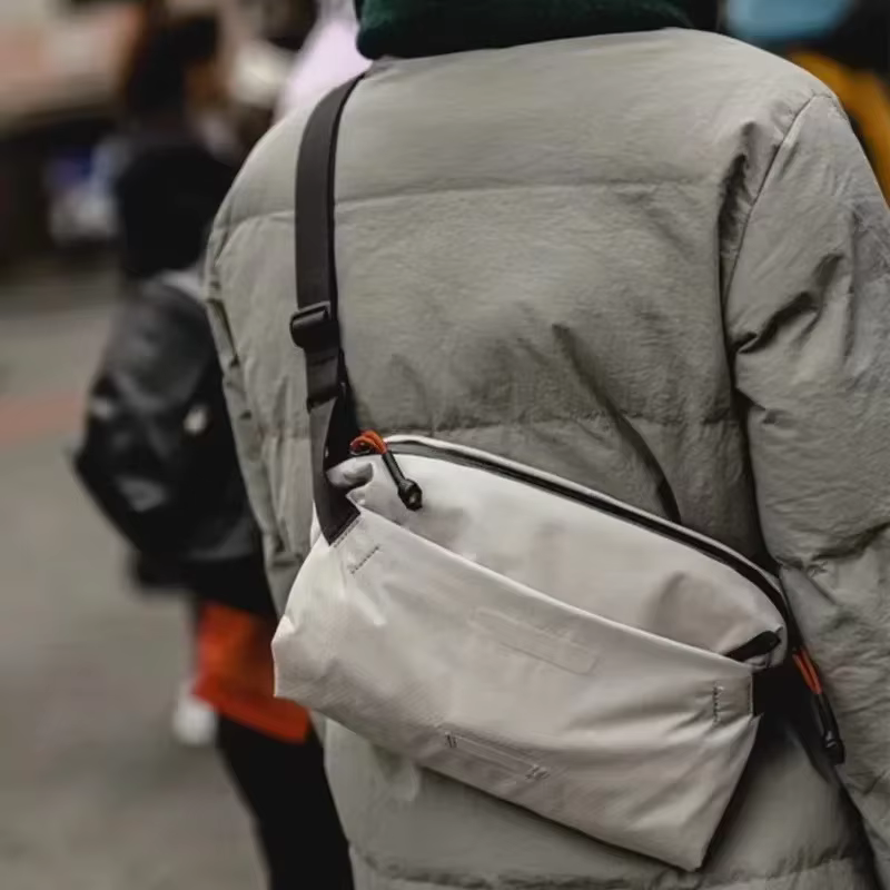 Sac à bandoulière essentiel minimaliste, sac à bandoulière Compact résistant à l'eau pour femmes et hommes, sac de poitrine pour la randonnée, les concerts et les déplacements quotidiens