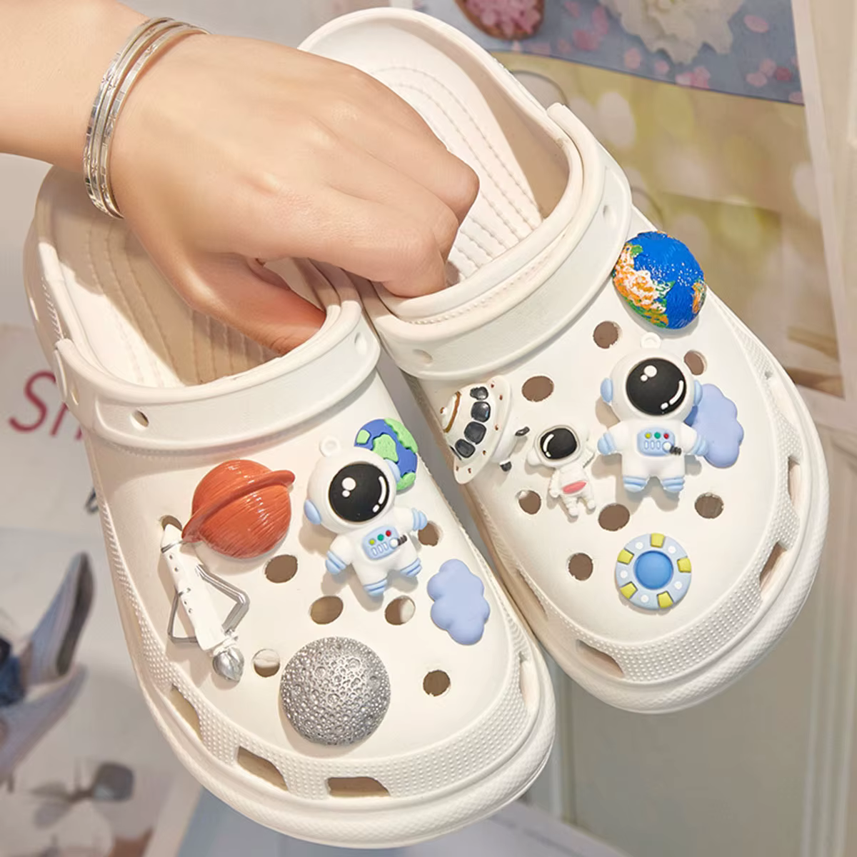 [Sans chaussure] Accessoires DIY pour chaussures à trous de la série Spaceman : Breloques créatives en forme de soucoupe volante et planète spatiale