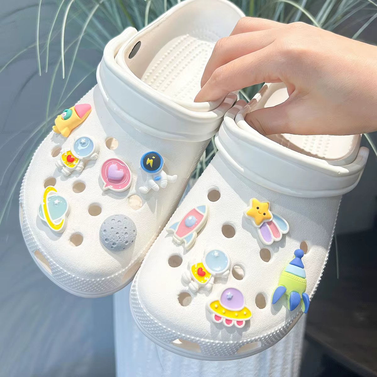 [Sans chaussure] Accessoires DIY pour chaussures à trous de la série Spaceman : Breloques créatives en forme de soucoupe volante et planète spatiale