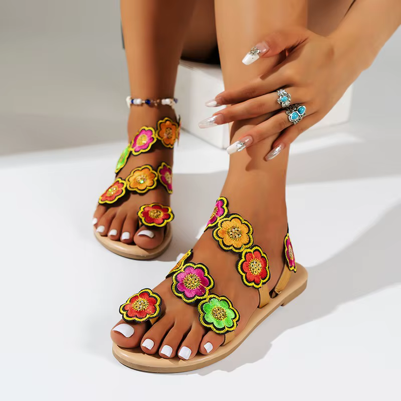 Sandales plates vertes à fleurs pour femme
