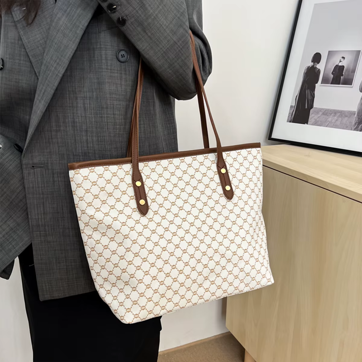 Sac à main vintage de luxe pour femme, imprimé monogramme, rivets, cuir PU, grande capacité, sac fourre-tout à fermeture éclair pour les trajets quotidiens