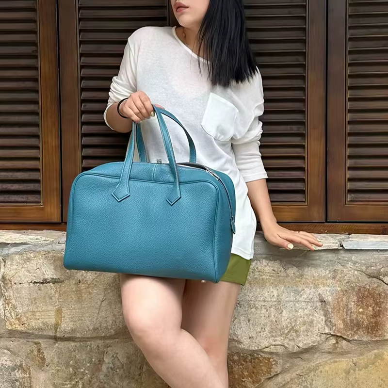 Sac fourre-tout Boston bleu tendance, multifonctionnel, grande capacité, sac bowling à porter sous le bras, motif litchi, sac à bandoulière polyvalent pour les trajets quotidiens
