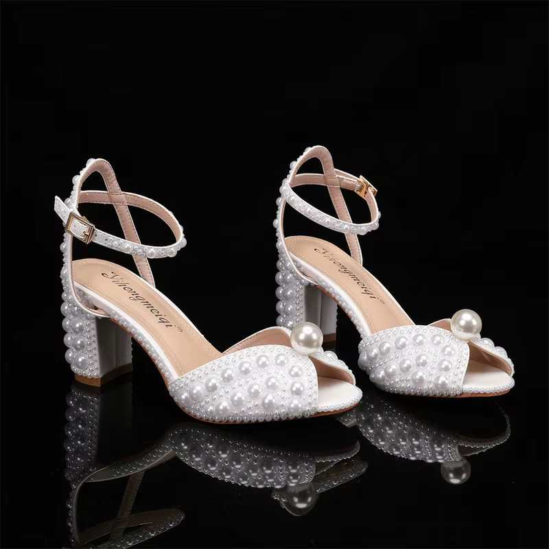 Chaussures de luxe pour femmes 2026 Nouveaux talons hauts de créateur à talon épais et bouche peu profonde, sandales à perles pour femmes, chaussures de mariage, chaussures de demoiselle d'honneur