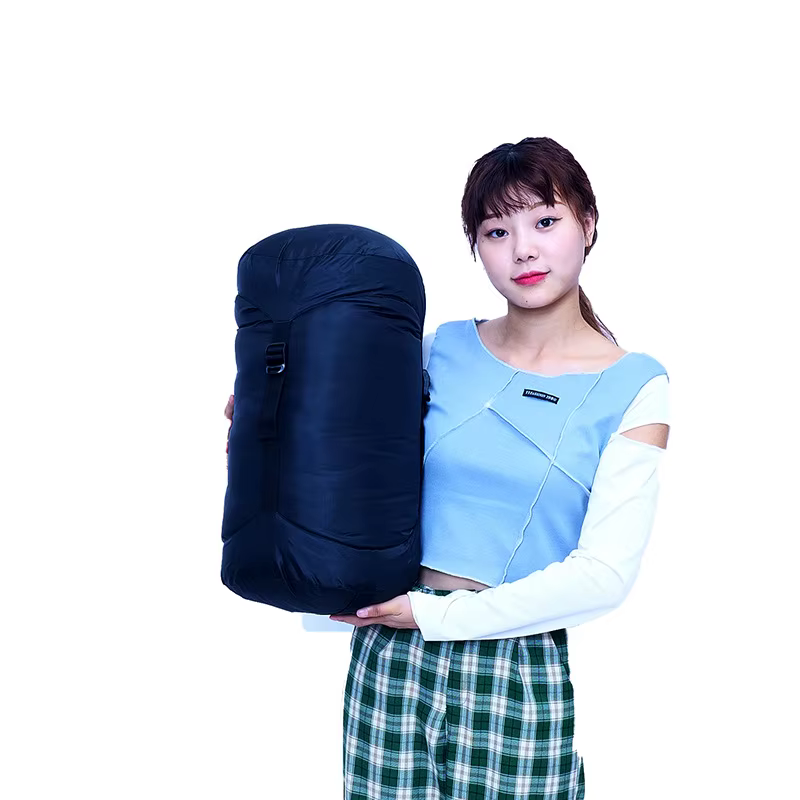 Le sac de couchage momie en duvet d'oie étendu est rempli d'échaud et convient à une hauteur supérieure à 1