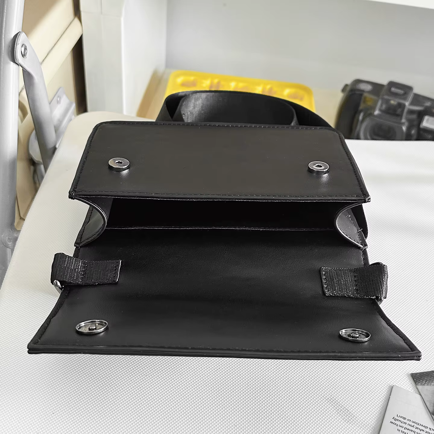 Sac à bandoulière minimaliste noir à rabat pour hommes et femmes, sac décontracté unisexe en cuir PU, sac à dos tendance