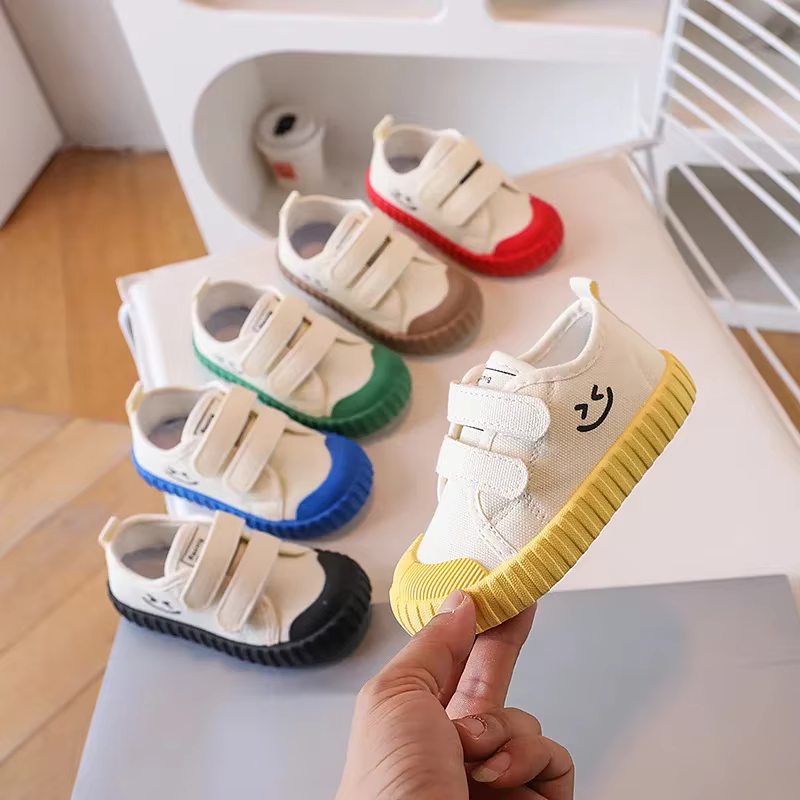 Chaussures en toile pour enfants Version coréenne visage souriant chaussures décontractées printemps garçons filles chaussures académie maternelle confortable quotidien