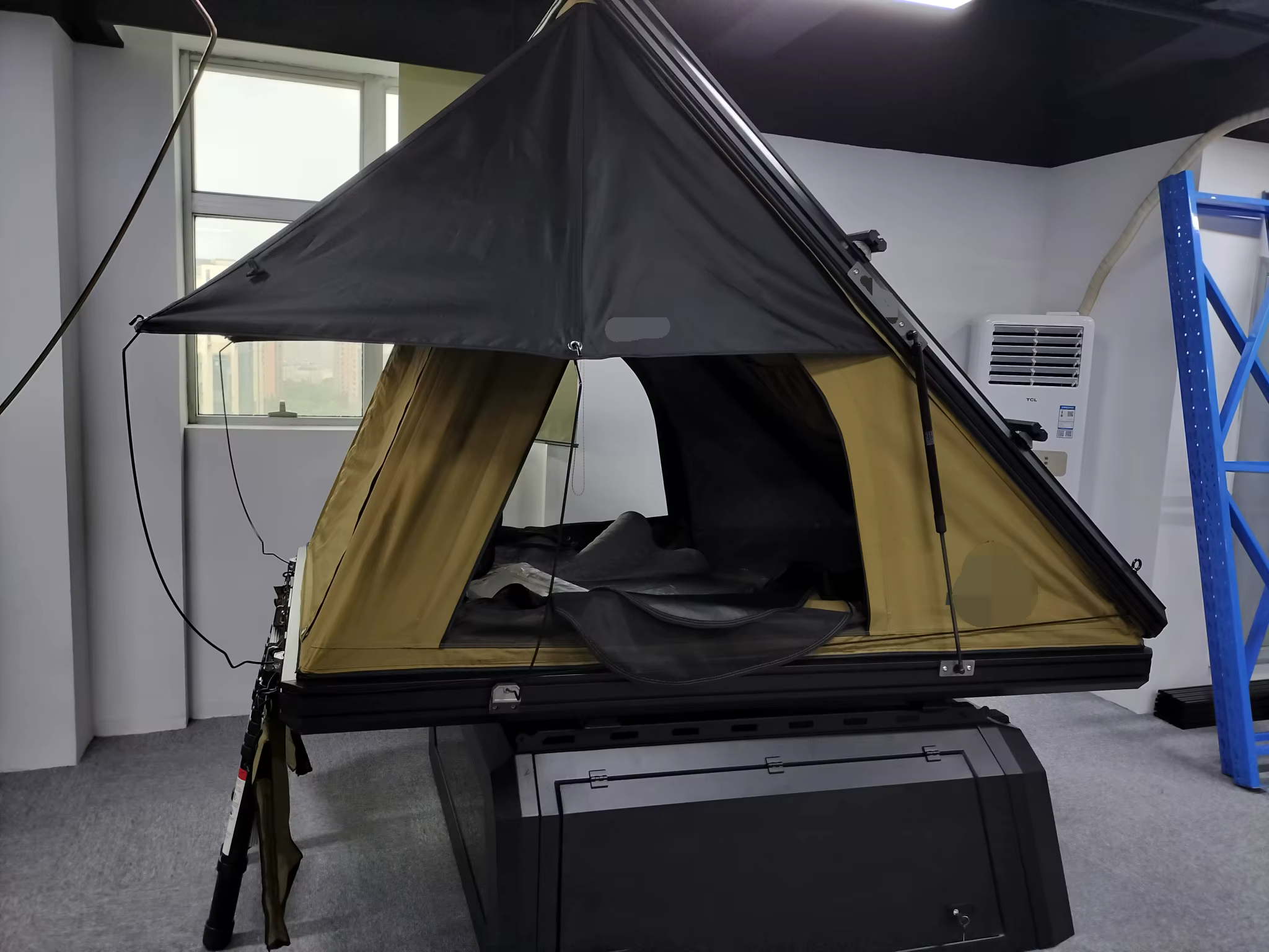 Tente triangulaire de luxe à coque rigide à trois allées et sol épais avec ventilateur d'extraction