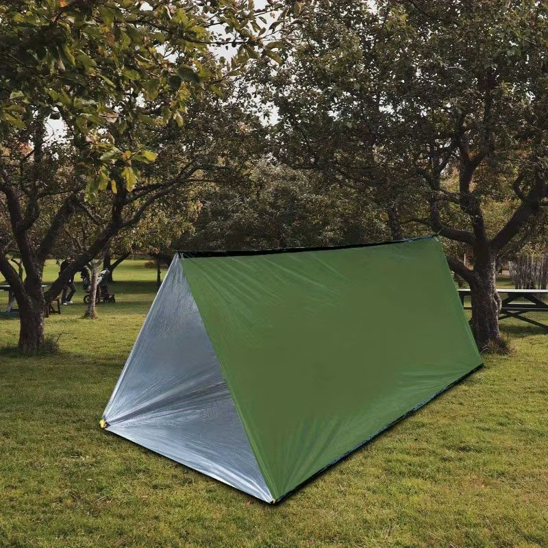 Tente d'urgence équipée d'une couverture isolante verte durable