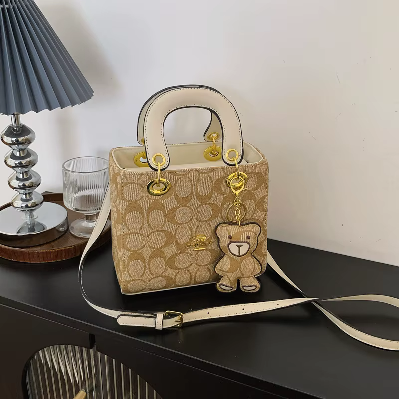 Sac de Luxe pour Femme 2026 Nouveau Sac à Main Monogramme Classique Vintage Sac Fourre-tout Bandoulière Tendance pour Dames avec Breloque Ours