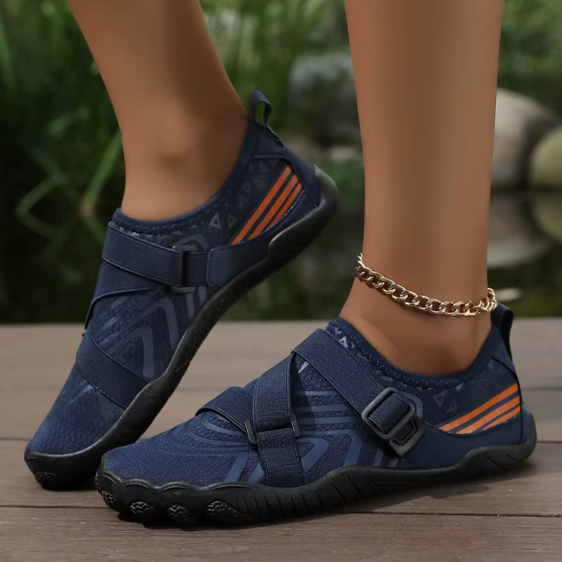 Chaussures aquatiques légères à rayures beiges, chaussures pieds nus antidérapantes à sangle réglable pour les vacances à la plage, tenues décontractées quotidiennes