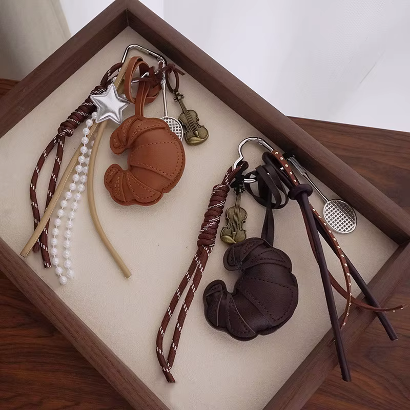 Porte-clés DIY en cuir tressé en forme de croissant