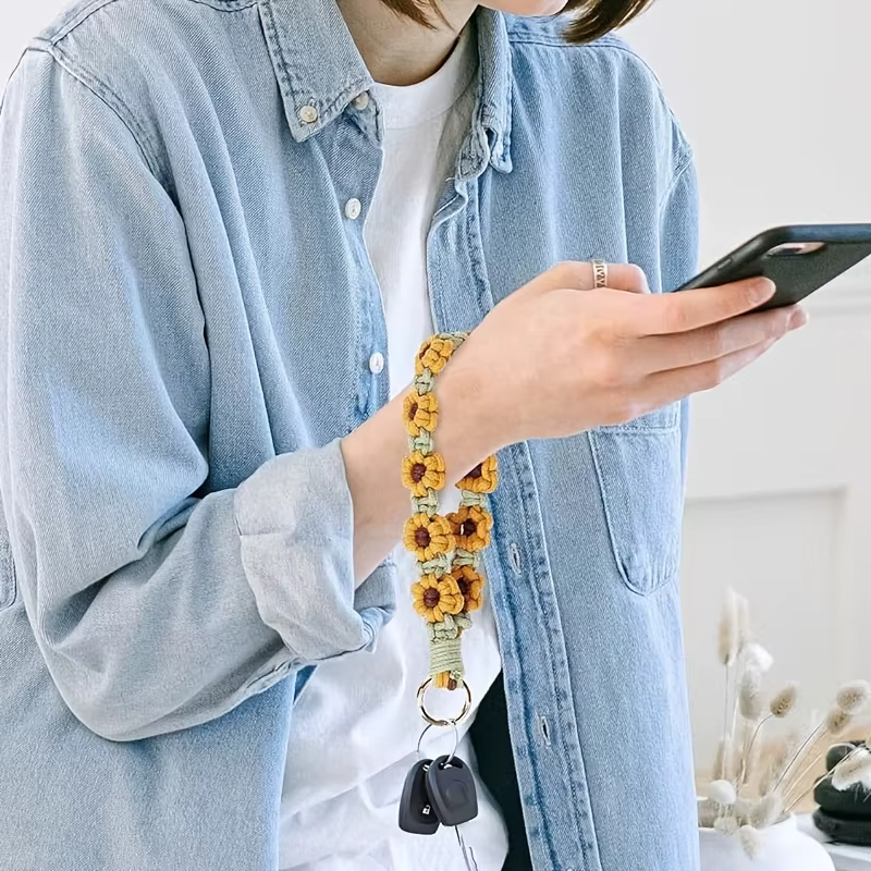 Bracelet porte-clés Boho en macramé fait à la main – Design floral au crochet exquis, parfait pour les clés ou la lanière de téléphone, bracelet décoratif